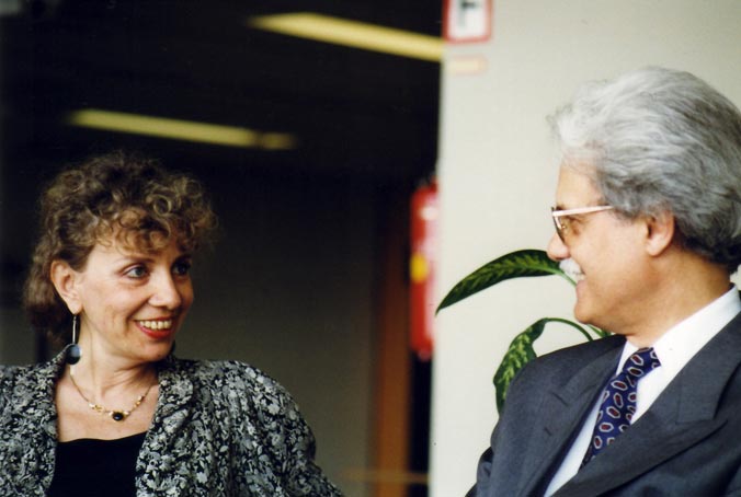 1998: junto a la escritora argentina Victoria Slavuski